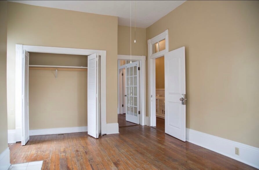 Building Photo - 518 E Waldburg St