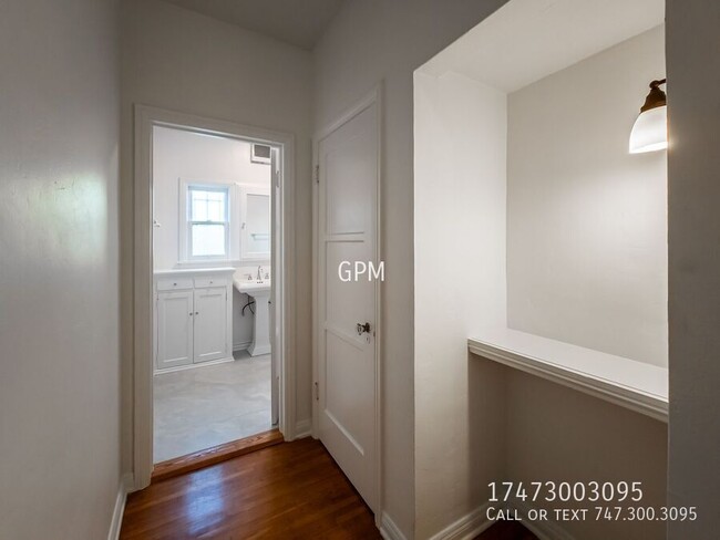 Building Photo - Spacious Hollywood Gem: Stylish 1-Bedroom ...