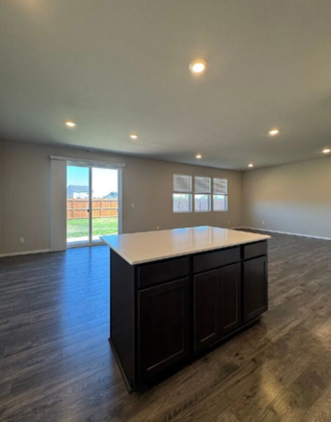 Building Photo - Stylish 4 bed/2.5 bath house