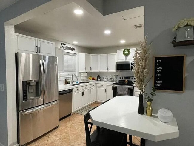 Building Photo - 6500 SW 4th St