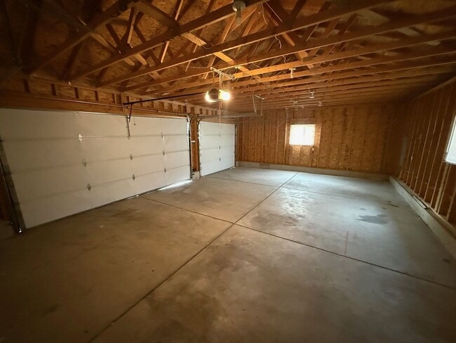 Building Photo - Gorgeous 4 bedroom with Triple Garage