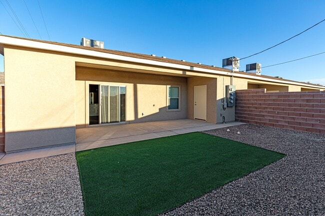 Building Photo - 901 Adams Ave