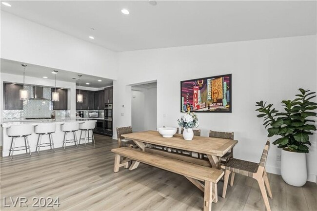 Building Photo - Elevated Desert Living with Strip & Mountain Views – Fully Furnished 6-Bedroom Retreat!