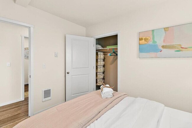 Building Photo - 704 E Wright Ave