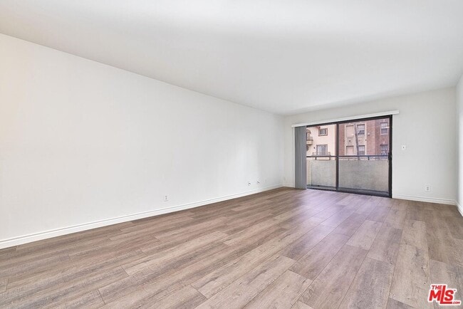Building Photo - 326 S Manhattan Pl