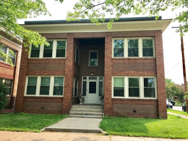 Building Photo - Lovely 2Br / 1Ba South Uptown Condo w/ Hardwood Floors, Sunroom, Fenced Backyard!