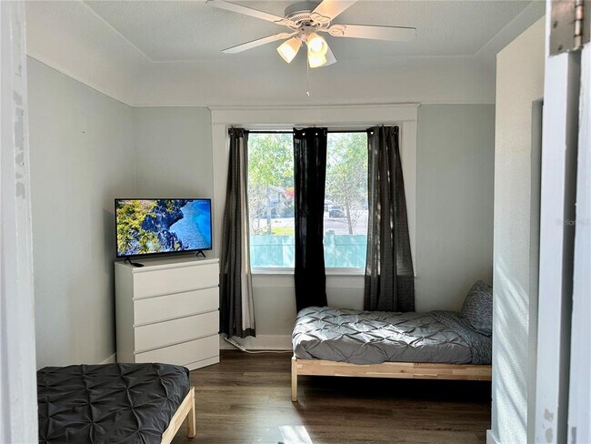 Building Photo - 1504 E 33rd Ave