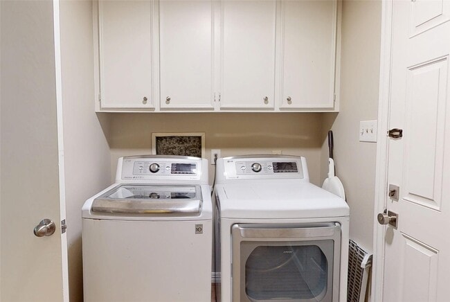 Building Photo - 2819 Fortuna Dr