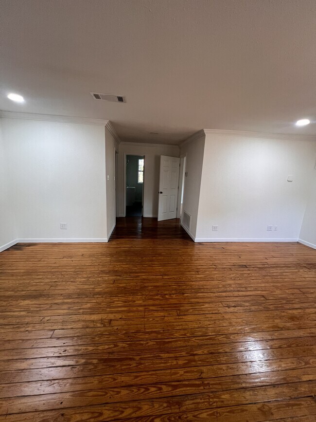 Building Photo - 211 W Plum St