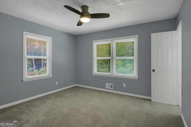Building Photo - 137 Hillcrest Dr SE