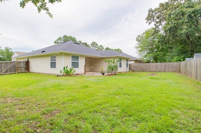 Building Photo - Centrally located 3 bedroom home