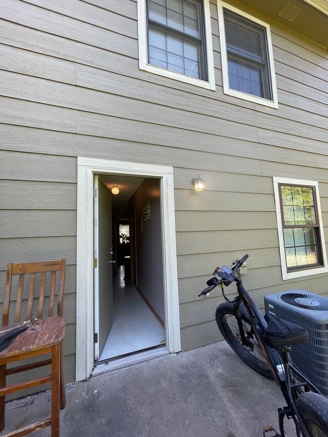 Building Photo - Great Townhome! Close to Campus!