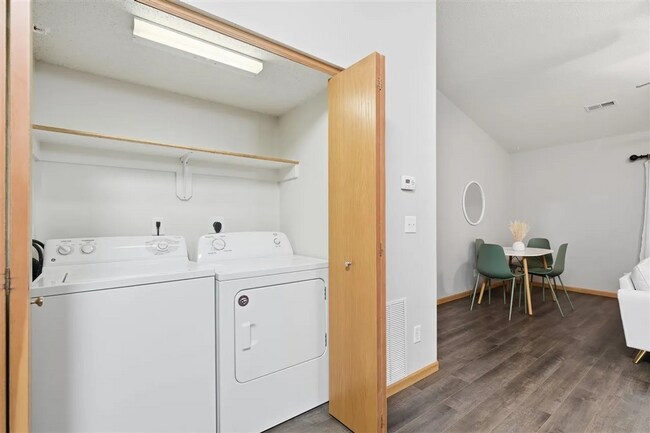Building Photo - New Listing - 2 Bedroom, 2 Bath Condo in North Liberty