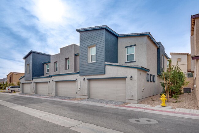 Building Photo - Charming 3-Bedroom Townhome with Smart Hom...