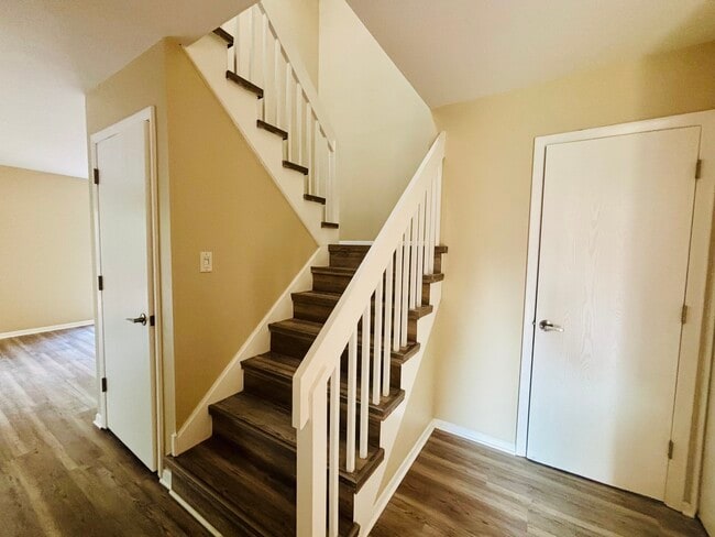 Building Photo - 325 Shadow Bend Dr