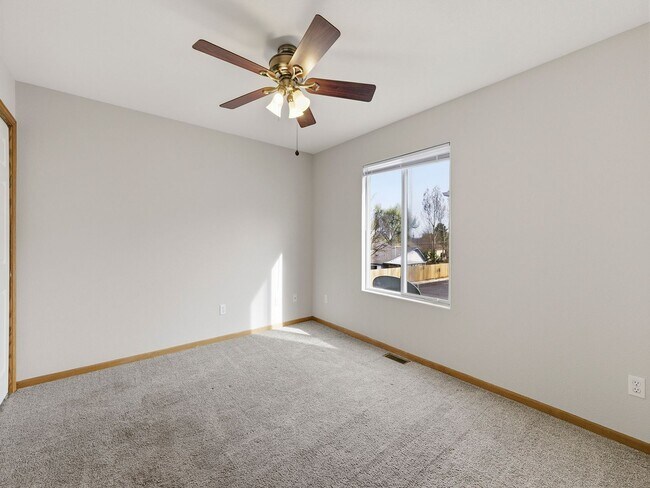 Building Photo - Spacious Townhome with Functional Layout