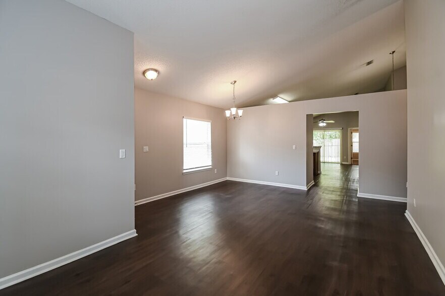 Building Photo - 2741 Acorn Park Dr N