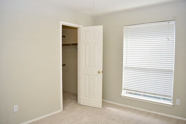 Building Photo - 6866 Amberdale Dr