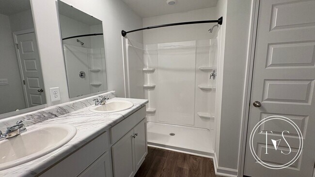 Building Photo - RATE DROP ALERT (was $2240/month) and SUMM...