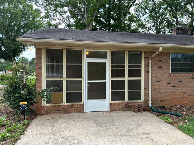 Building Photo - 1600 Plumcrest Dr