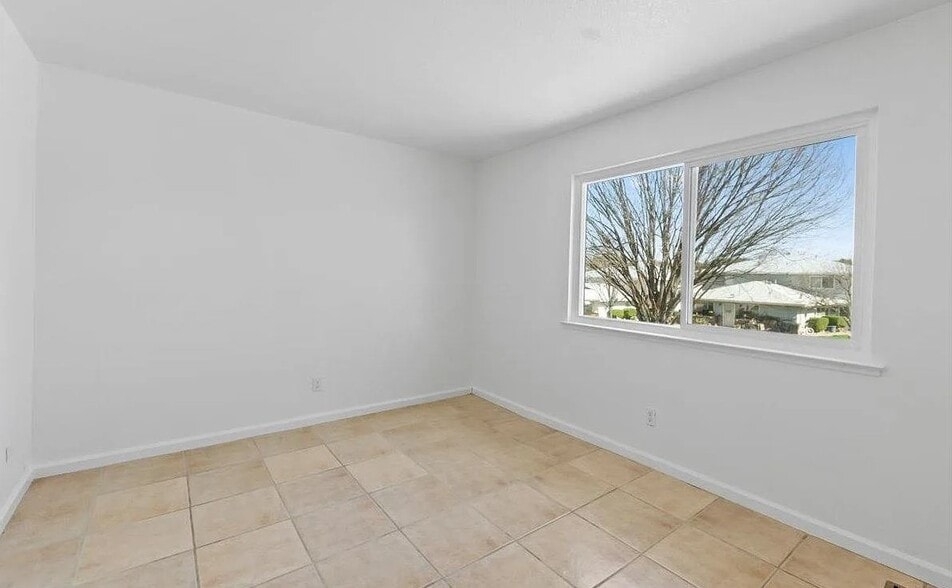 Building Photo - 3615 Sapphire Dr