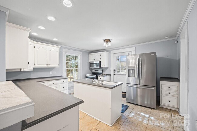 Building Photo - 512 Banks St