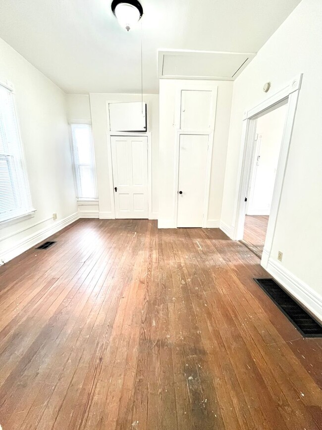 Building Photo - 2 Bedroom. 1 bath near Beechmont Area