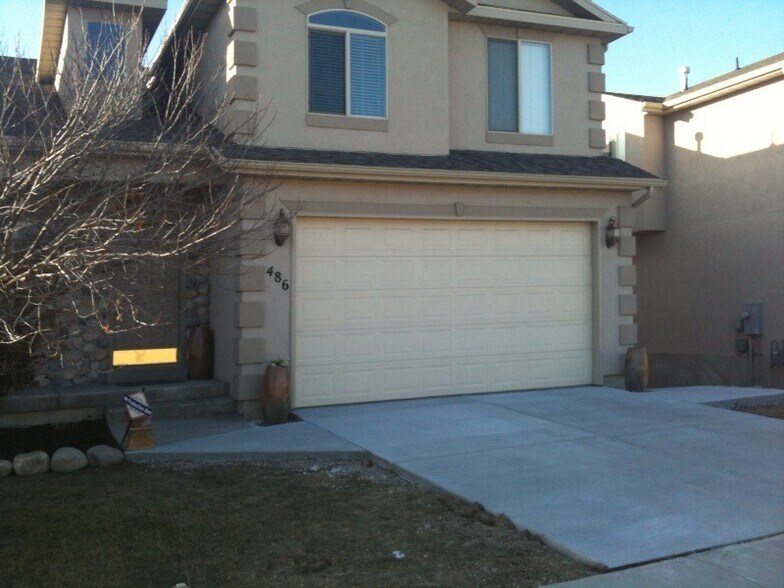 Outside Entrance on the West side - 486 E Aspen Meadows Ct