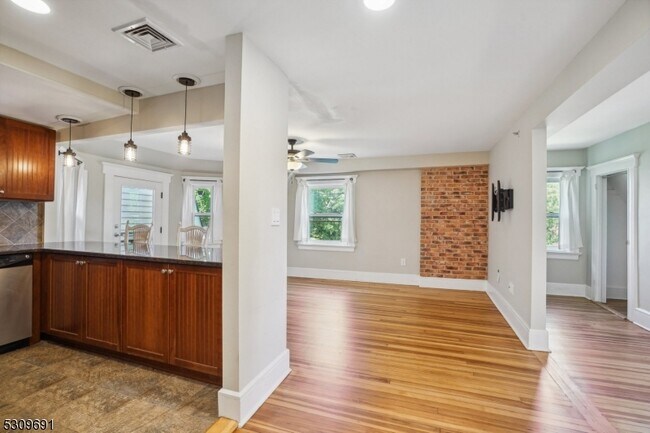 Building Photo - 184 Bellevue Ave