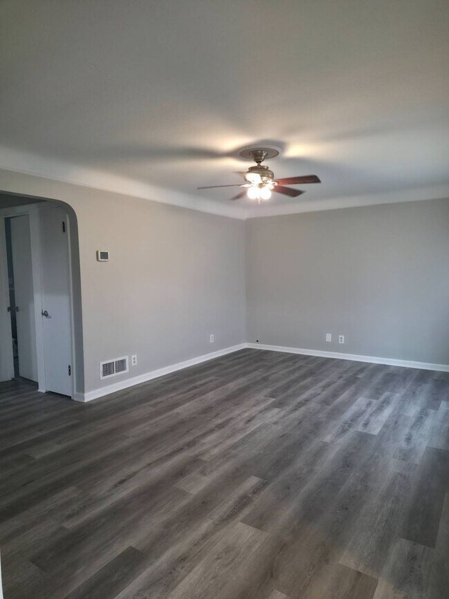 Building Photo - Newly Renovated Show Road Single Family