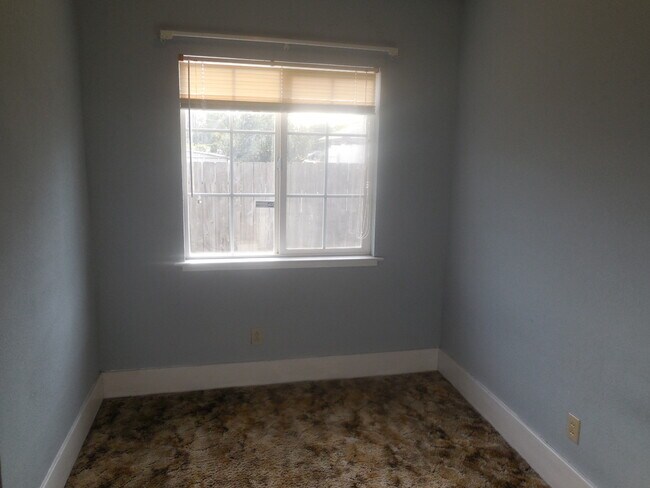 Building Photo - 3 Bedroom / 1 Bath House