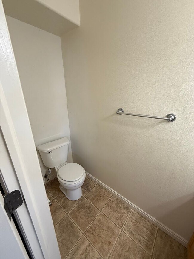 Building Photo - Stunning Townhome!