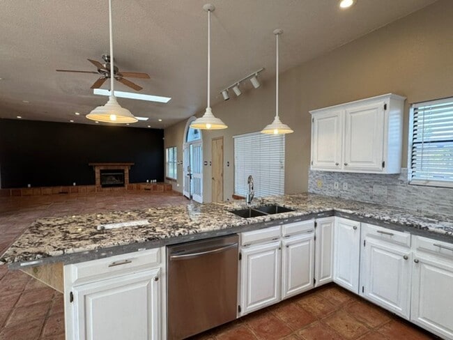 Building Photo - Spacious 3 Bed Home with Pool & Hot Tub!