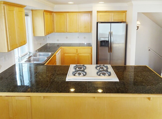 Building Photo - 3Bd/3.5Ba Seattle Townhome