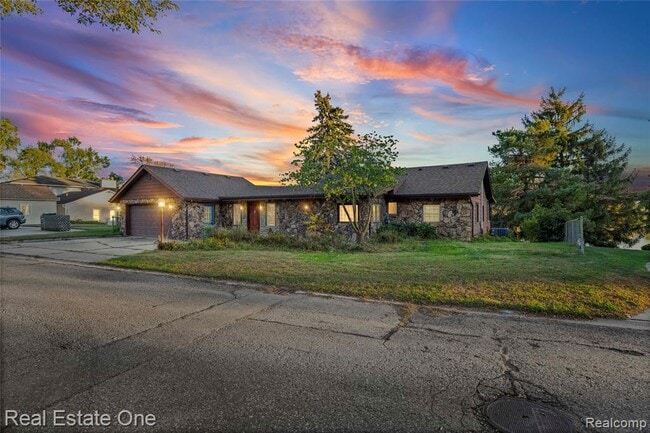 Building Photo - 2739 Lakeridge Ave