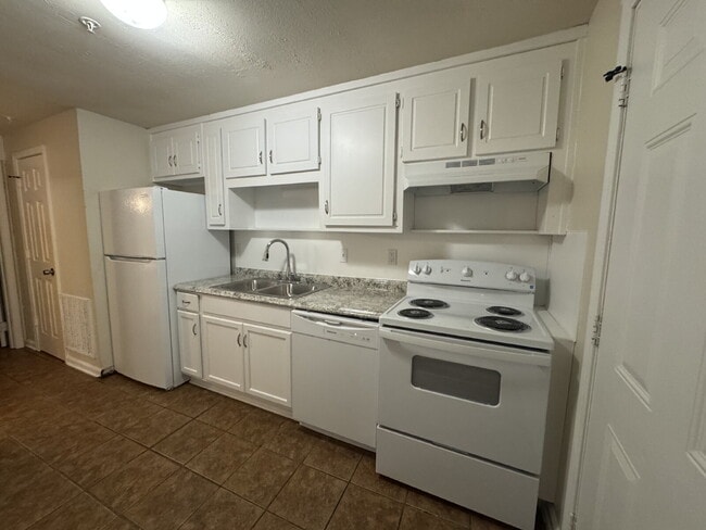 Building Photo - One Bedroom Apt Available For Immediate Oc...