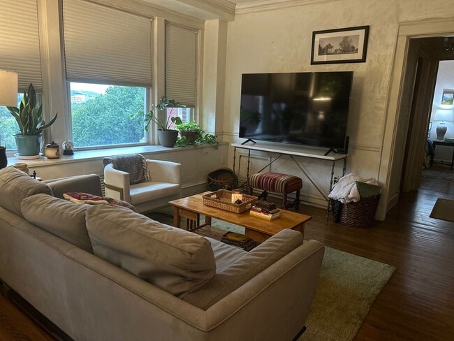 Building Photo - Gorgeous Condo in Sophian Plaza!