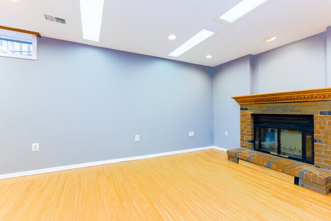Building Photo - Bright and Spacious Townhome Living Near Reston
