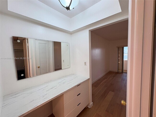 Building Photo - 2223 Park Ln