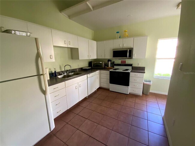 Building Photo - 6315 Shoreline Dr