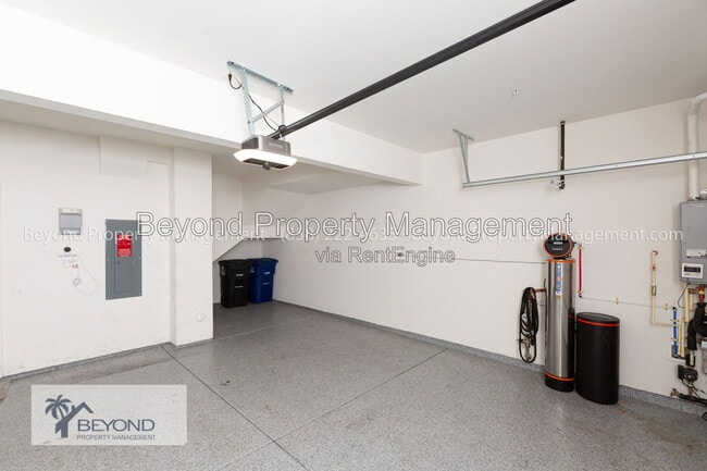 Building Photo - 5461 Seacliff Pl