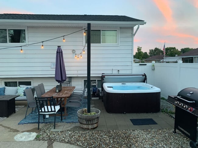 Building Photo - 8910 Cambridge Dr