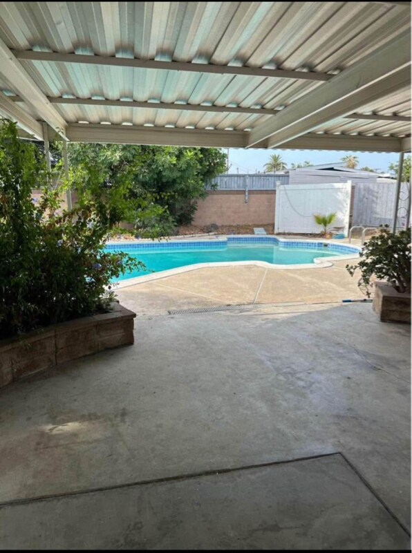 Building Photo - 2104 E Bangor Way