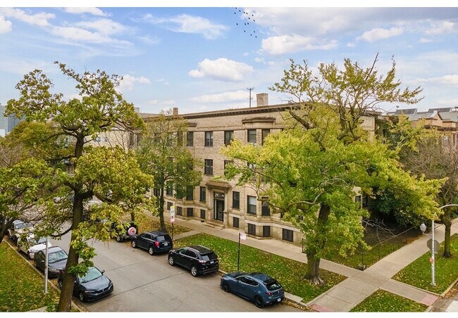 Building Photo - 917 W Waveland Ave