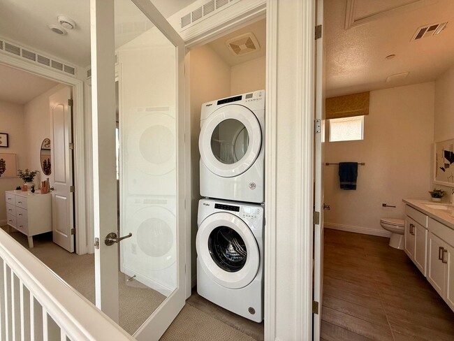 Building Photo - FULLY FURNISHED 3 BED 2.5 BATH 2 CAR GARAG...