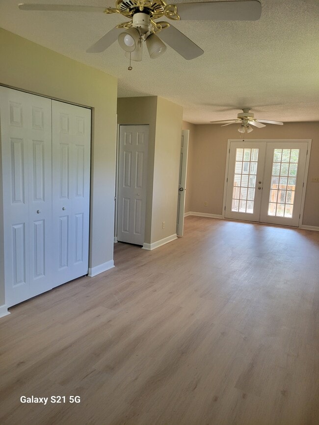 Building Photo - 253 Ivanhoe Ln