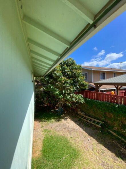 Building Photo - 1136 Makaala St
