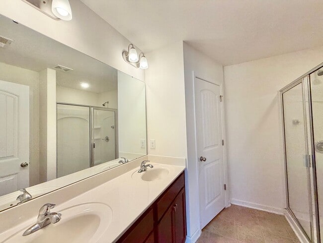 Building Photo - Excellent 3BD, 2.5BA Clayton Townhome Near...