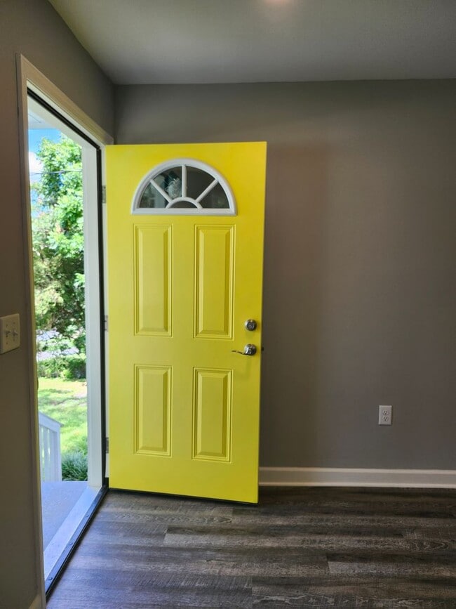 Building Photo - 2 bedroom 1 bath fully updated home in Eas...