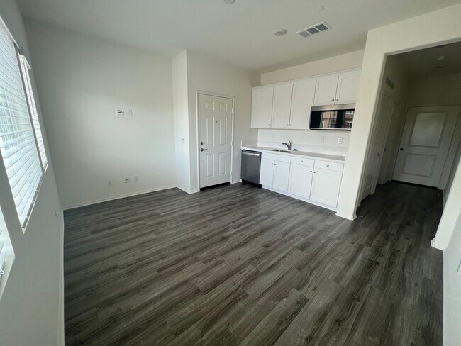 Building Photo - THIS HOME COMES WITH AN ADU